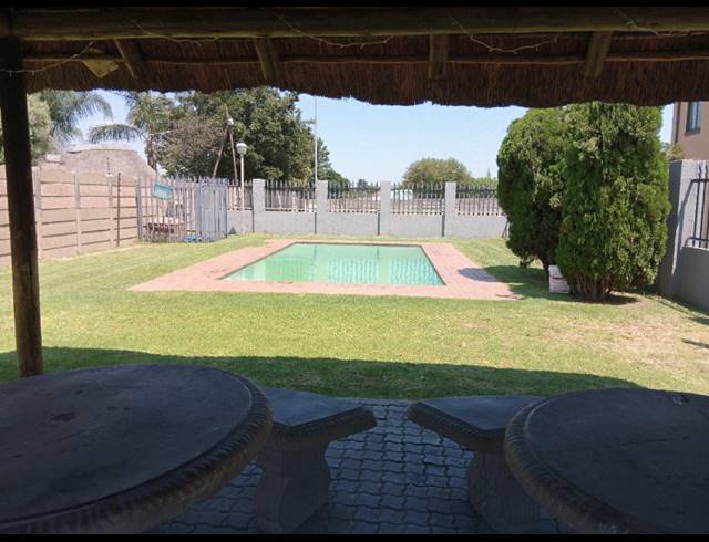 2 BEDROOM TOWNHOUSE FOR SALE IN ALBEMARLE